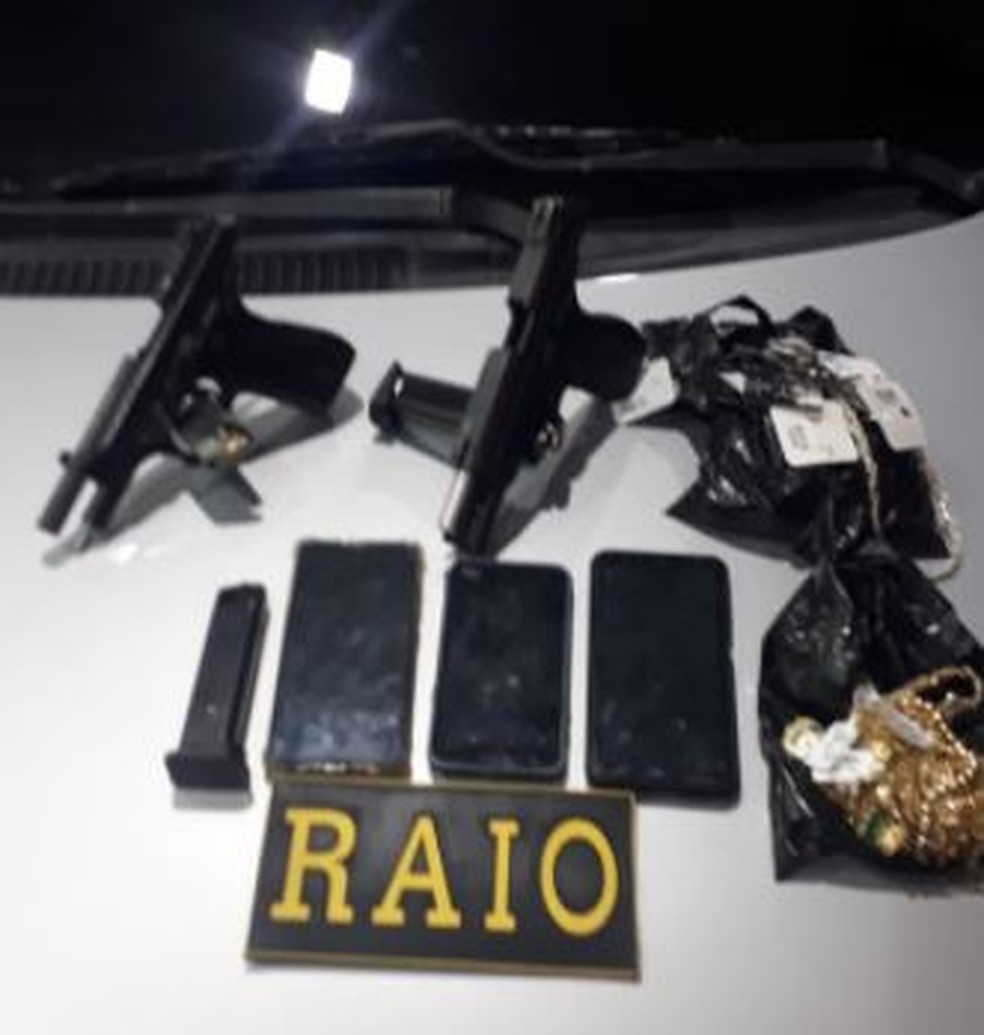 Duas armas de fogo, aparelhos celulares e a joias roubadas foram encontradas no carro em que os suspeitos estavam. — Foto: Polícia Militar/ Divulgação