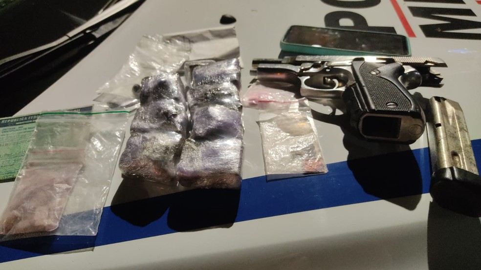 Drogas e armas apreendidos em carro usado por suspeito de homicídio em Uberlândia — Foto: Polícia Militar/Divulgação