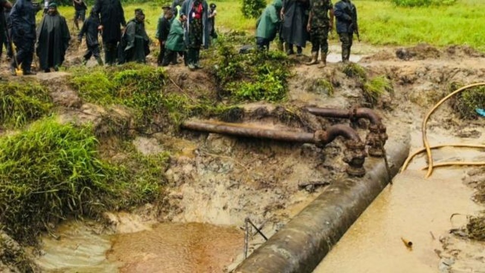 As autoridades não precisaram cavar muito para descobrir um dos oleodutos clandestinos — Foto: JACOB ABAI