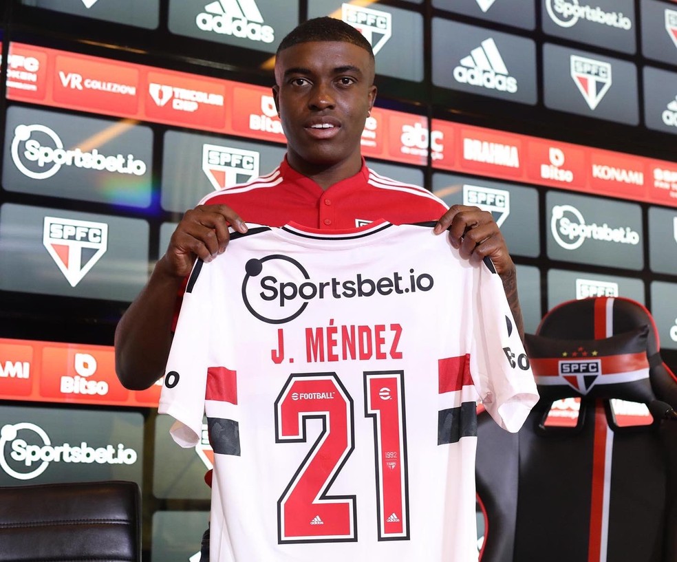 Méndez mostra a camisa que usará no São Paulo — Foto: Rubens Chiri / saopaulofc