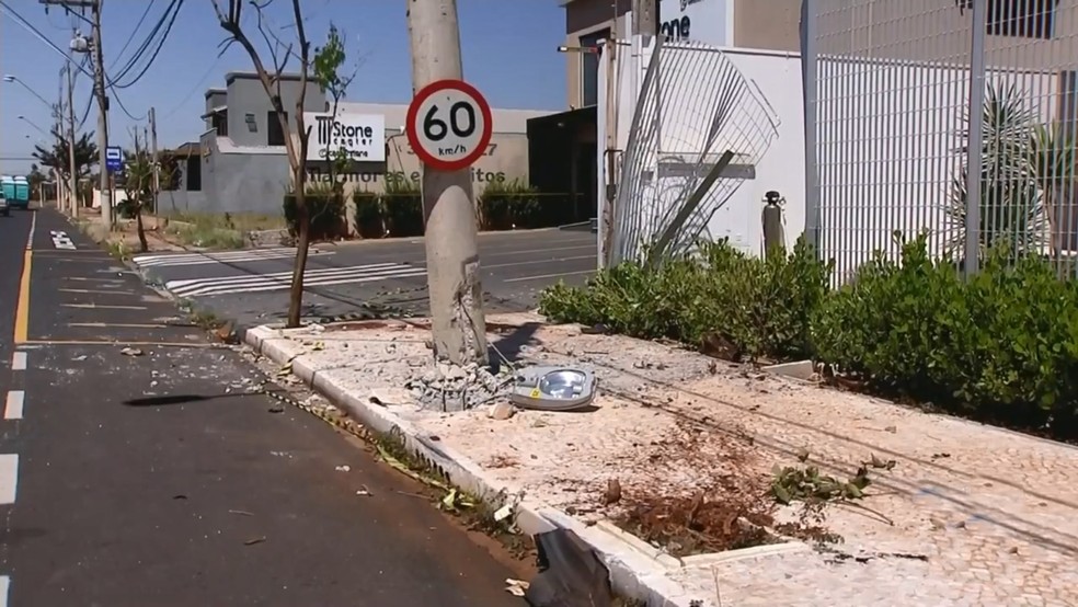 Poste foi arrancado do lugar em acidente em avenida de Rio Preto — Foto: Reprodução/TV TEM