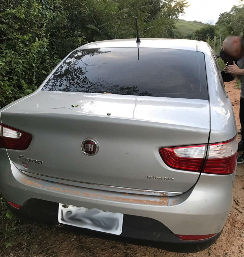 Carro do casal foi encontrado abandonado em uma área rural em Cambucí — Foto: Polícia Civil