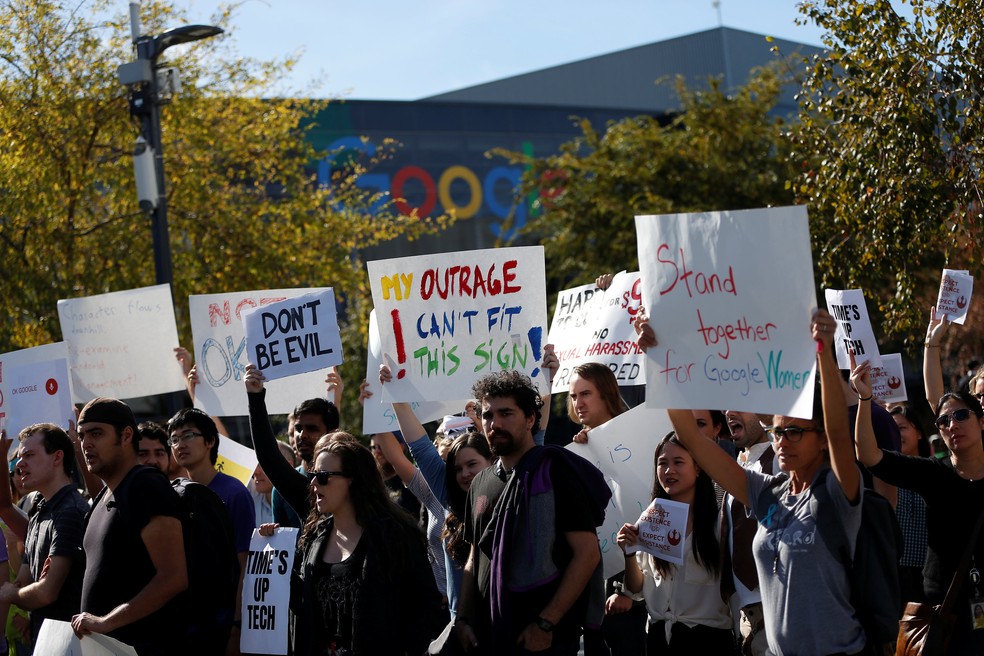 Funcionários do Google protestam após vir à tona caso de assédio envolvendo o Andy Rubin, idealizador do Android, em dezembro de 2018. — Foto: Reuters/Stephen Lam