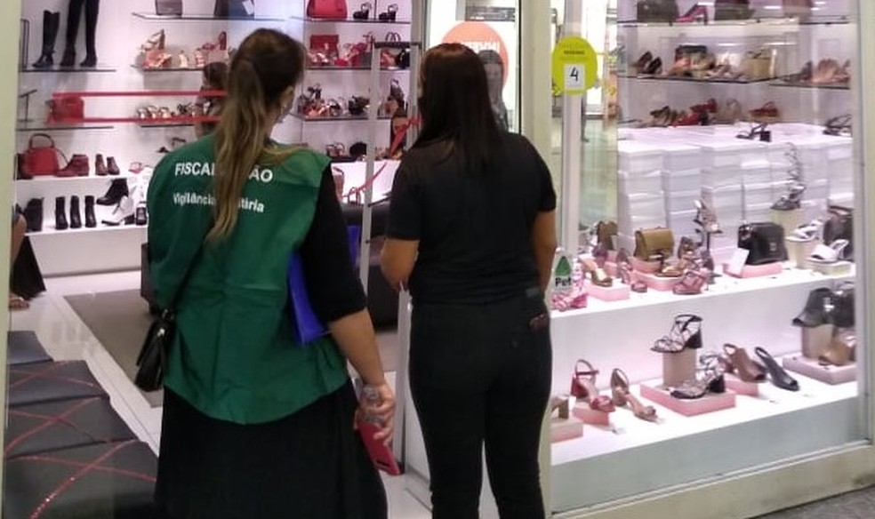 Fiscaliza&ccedil;&atilde;o foi realizada pela Se&ccedil;&atilde;o de Vigil&acirc;ncia Sanit&aacute;ria (Sevisa), da Prefeitura de Santos, em shopping da cidade &mdash; Foto: Prefeitura de Santos