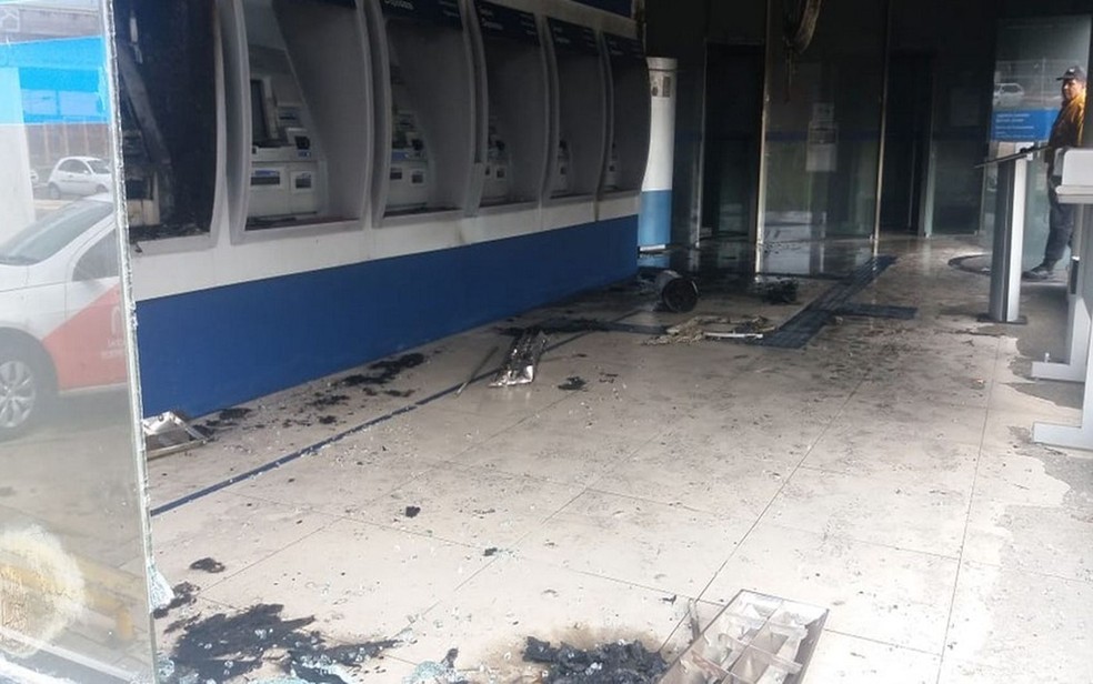 Vista da áreas dos caixas eletrônicos que foi atingida pelas chamas — Foto: Guilherme Menezes