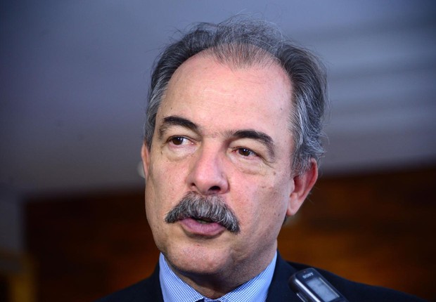 O ministro da Educação, Aloizio Mercadante, fala à imprensa (Foto: Antônio Cruz/Agência Brasil)