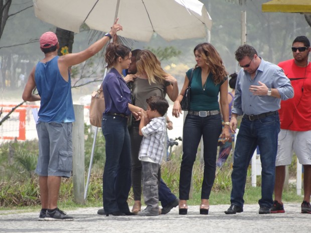 Fofo, Luiz Felipe Mello beija a mão de Nana Costa, sua mãe na ficção (Foto: Salve Jorge/TV Globo)