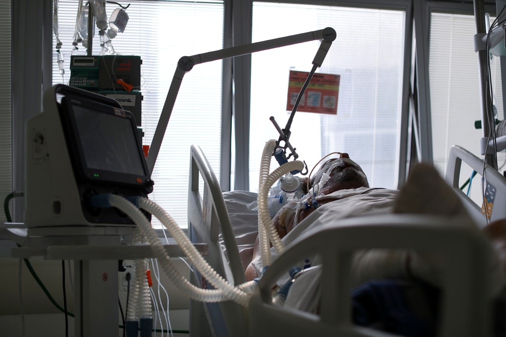 Paciente intubado no Hospital das Clínicas, no dia 17 de março — Foto: Amanda Perobelli/Reuters