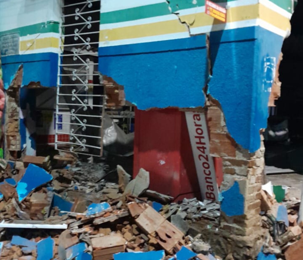 Caixa eletrônico de autoatendimento é explodido por homens armados no interior da Bahia — Foto: Reprodução/TV Bahia