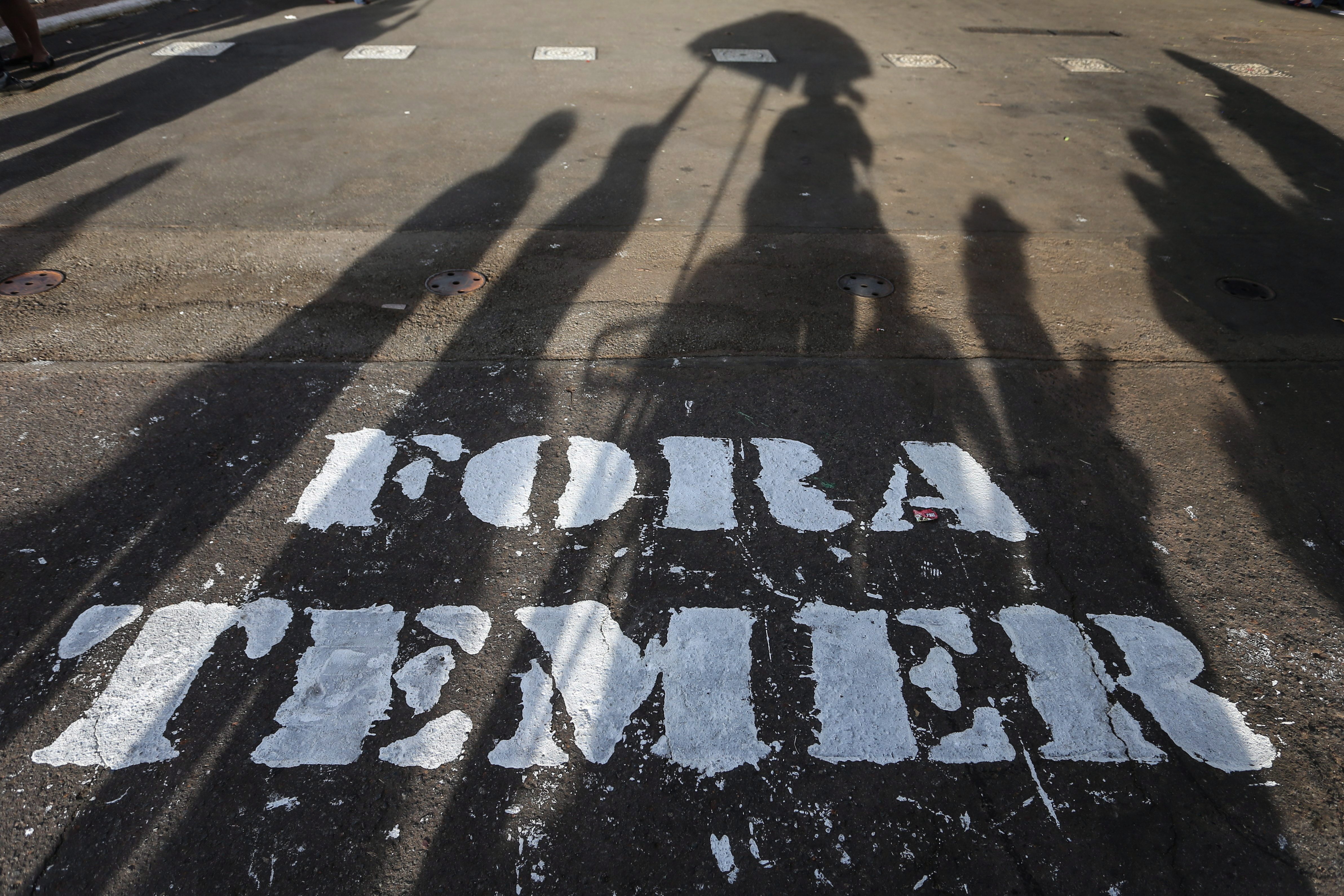 Lema "Fora, Temer" é pintado no asfalto