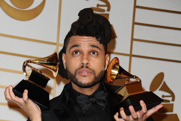 The Weeknd com os dois prêmios do Grammy Awards que ele recebeu em 2016 (Foto: Getty Images)