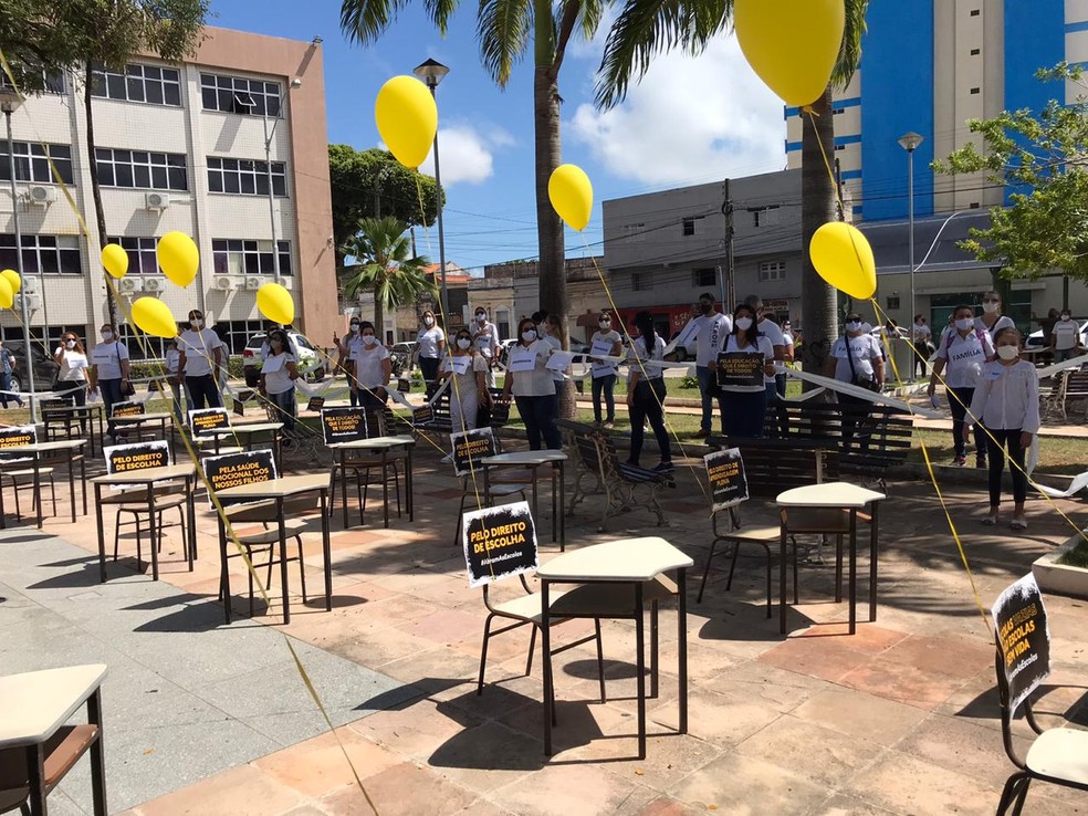 Cadeiras e mesas escolares foram colocadas na Praça 7 de Setembro, em Natal, em manifestação que pede volta às aulas — Foto: Ayrton Freire/Inter TV Cabugi