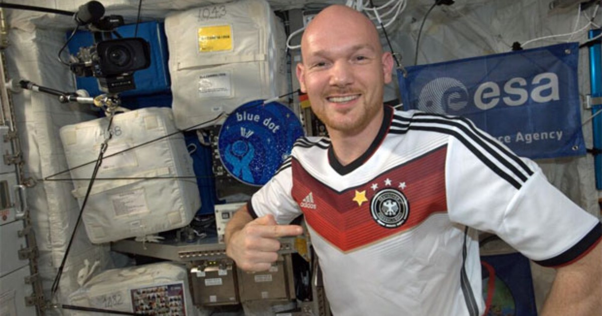 G1 – Deutscher Astronaut improvisiert einen neuen Stern auf einem Anzug direkt von der ISS