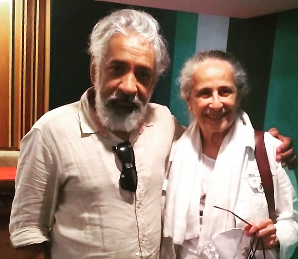 Letieres Leite e Maria Bethânia no estúdio, em 2018, na gravação do disco 'Mangueira - A menina dos meus olhos' — Foto: Reprodução / Instagram Letieres Leite
