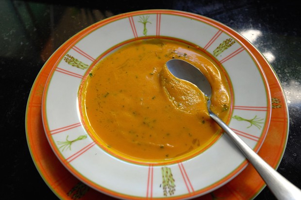 Sopa de cenoura assada com coentro e queijo (Foto: Andre Lima de Luca)