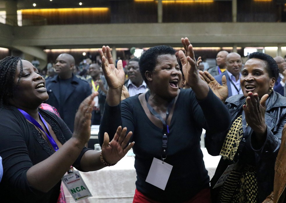Delegados do partido celebram saída de Mugabe da liderança do ZANU-PF (Foto: Philimon Bulawayo/Reuters)