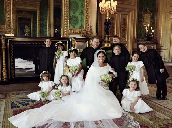 O Conde e a Condessa de Sussex - Harry e Meghan - com pajens e damas (Foto: Reprodução / Instagram)