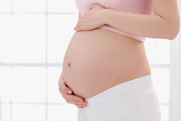 grávida segura barriga (Foto: ThinkStock)