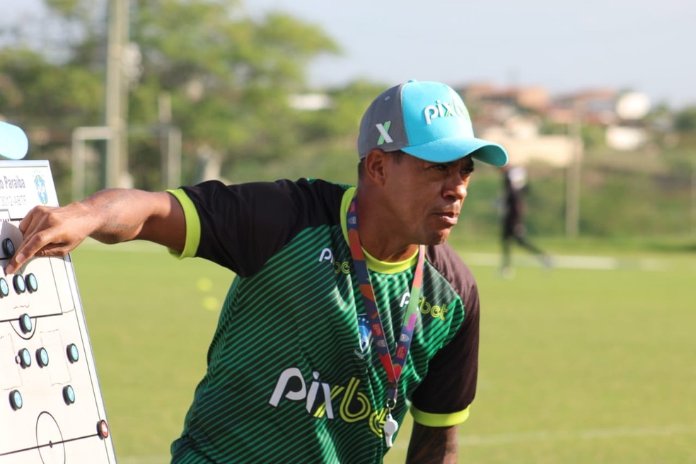 Marcelinho Paraíba à frente do Serra Branca: foram três jogos, nenhuma vitória, e a saída para a chegada de Sérgio China — Foto: Cassiano Cavalcanti / Serra Branca