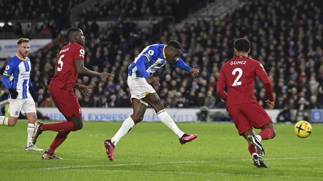Welbeck pega de primeira após chapéu em Joe Gomez e faz golaço para o Brighton contra o Liverpool