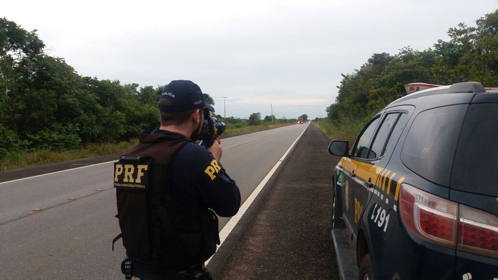 Agenta da Polícia Rodoviária Federal fiscaliza velocidade em rodovia  (Foto: PRF/Divulgação)