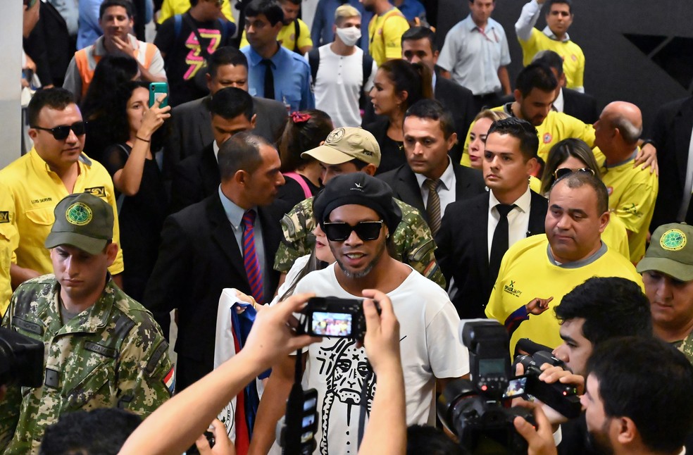 Ronaldinho Gaúcho, durante o desembarque em Assunção nesta quarta — Foto: Norberto Duarte/AFP