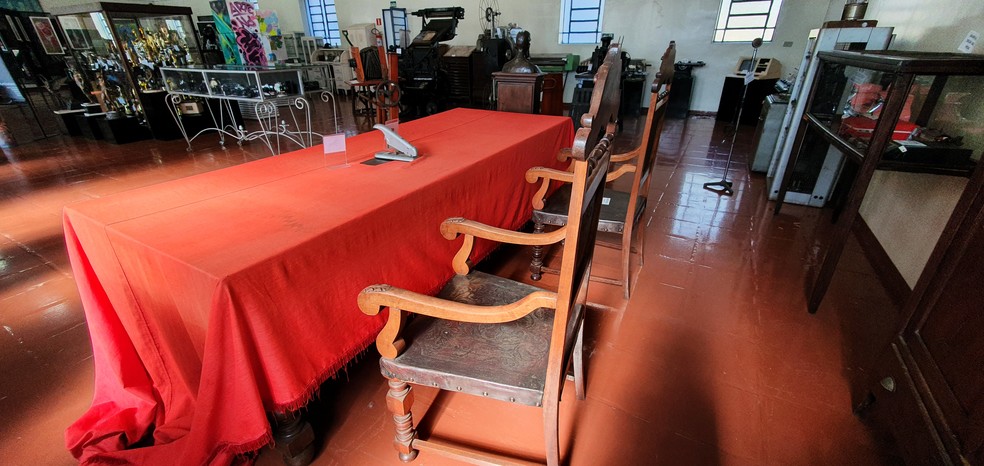Mesa e cadeiras pertenceram à primeira instalação da Câmara Municipal de Presidente Prudente — Foto: Stephanie Fonseca/G1