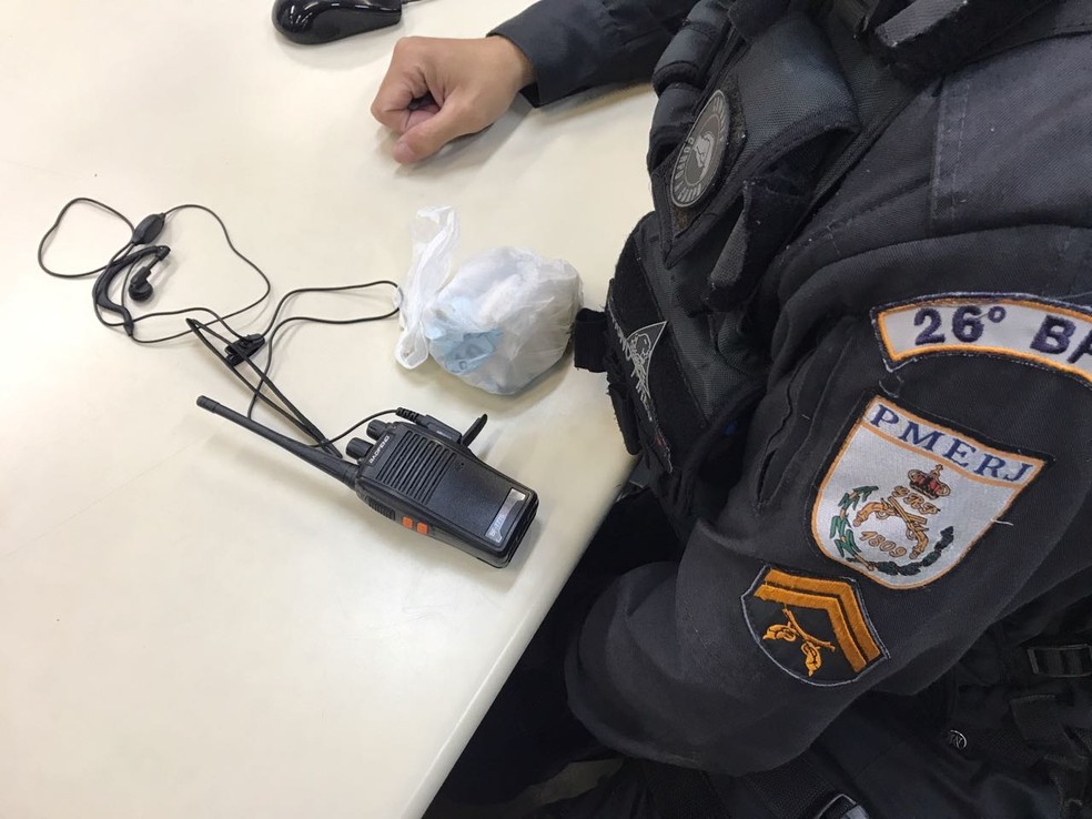 Drogas e radiotransmissor foram apreendidos e levados para a 105ª DP (Foto: Polícia Militar | Divulgação)