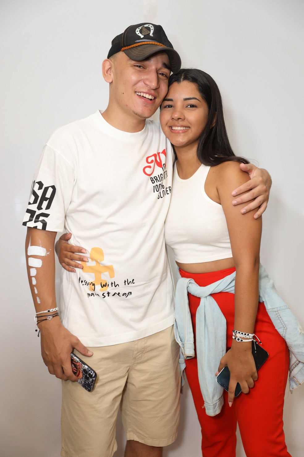  João Gomes posa com a namorada Ary Mirelle nos bastidores do "Ensaios da Timbalada" no Guetho em Salvador.  — Foto:  Lucas Ramos / Brazil New