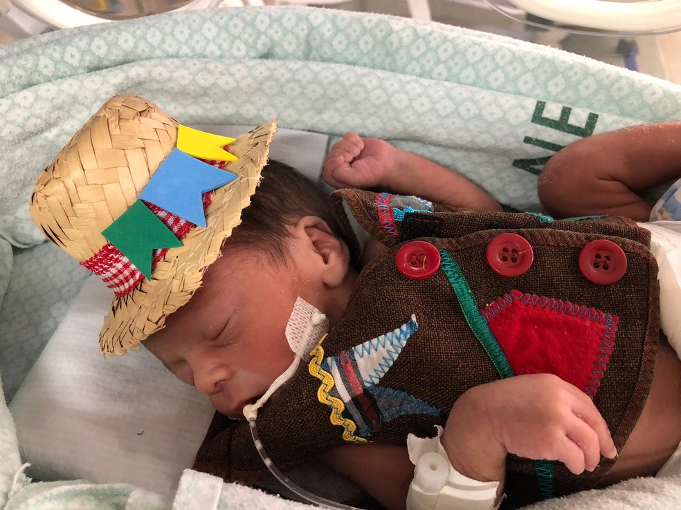 Beb�s da UTI neonatal do Hospital Edson Ramalho ganharam traje junino � Foto: Divulga��o / Hospital da Pol�cia Militar Edson Ramalho