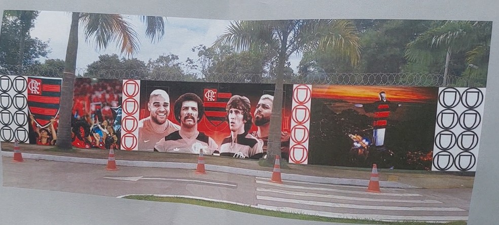 Zico, Gabigol, Júnior e Adriano juntos: já pensou? O Flamengo projeta muro com esse quarteto — Foto: Reprodução