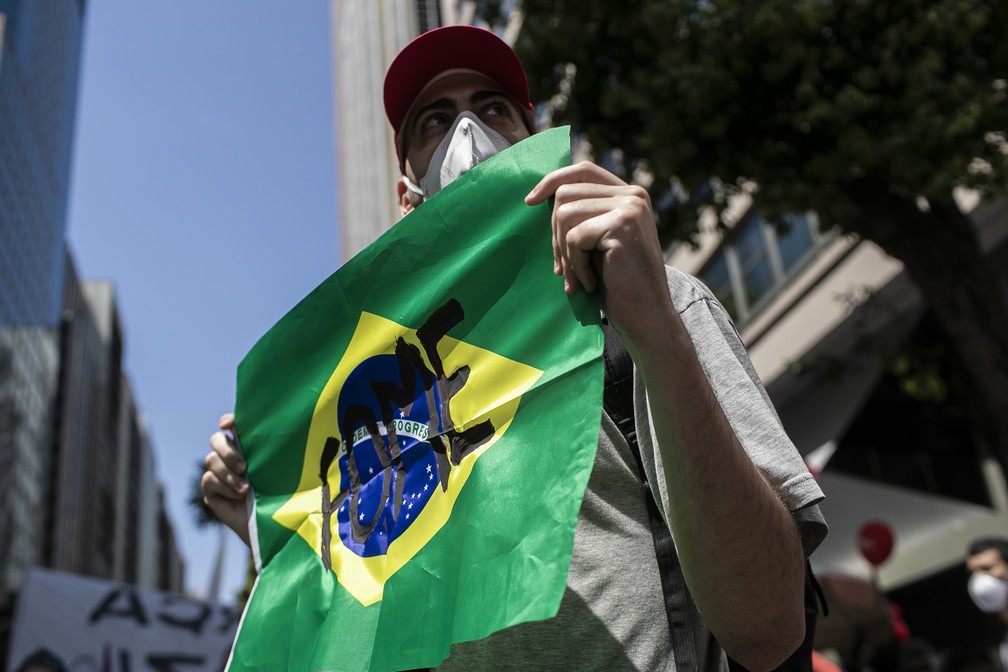 Rio de Janeiro - Manifestante participa de protesto contra o governo do presidente Jair Bolsonaro, neste sábado (2) — Foto: Bruna Prado/AP