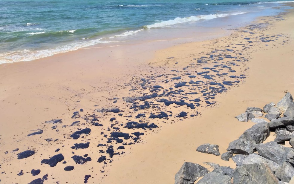 Manchas de óleo chegam à praia da Pituba, em Salvador — Foto: Alan Oliveira/G1 BA