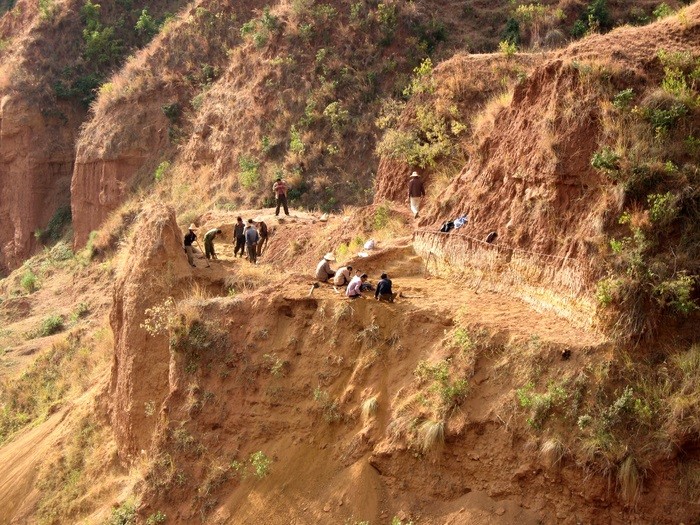 Escavação perto da aldeia de Leilao em Yunnan, na China, um dos locais onde foram encontrados restos de Yuanmoupithecus (Foto: Terry Harrison, Departamento de Antropologia da NYU)