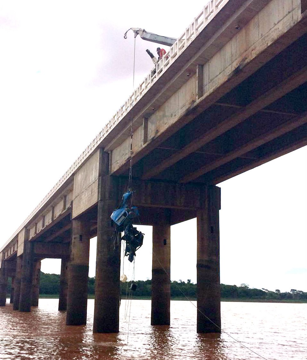 Acidente Na Ponte Do Rio Paranapanema Corpo De Motorista Que Caiu Com Caminhao De Ponte Em Rio E