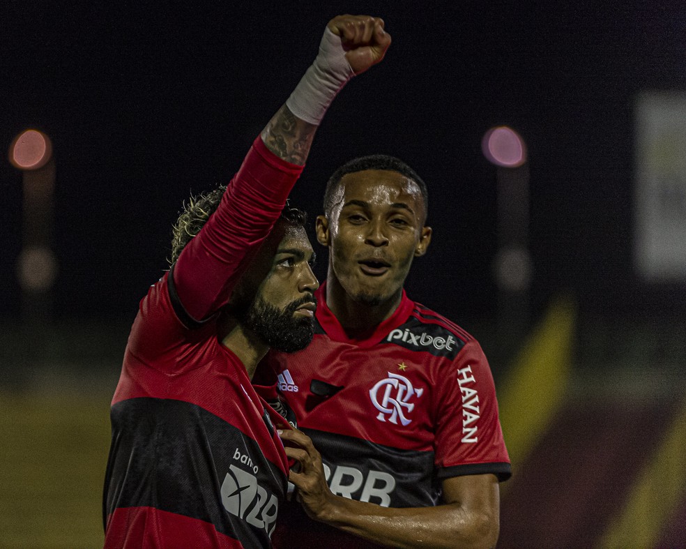 Gabigol celebra gol do Flamengo contra o Audax ao lado de Lázaro — Foto: Paula Reis/Flamengo