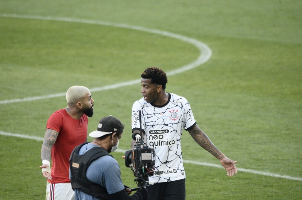 Gabigol e Gil discutem na saída para o intervalo de Corinthians x Flamengo — Foto: Marcos Ribolli