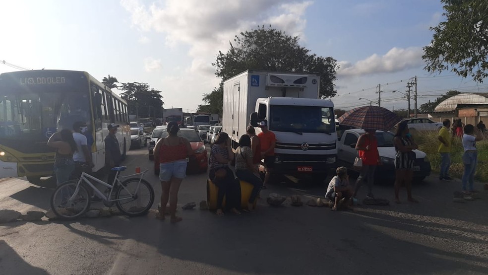 Familiares de presos também bloquearam os dois sentidos da Av. Durval  de Góes Monteiro em frente ao Distrito Industrial de Maceió — Foto: Arquivo pessoal