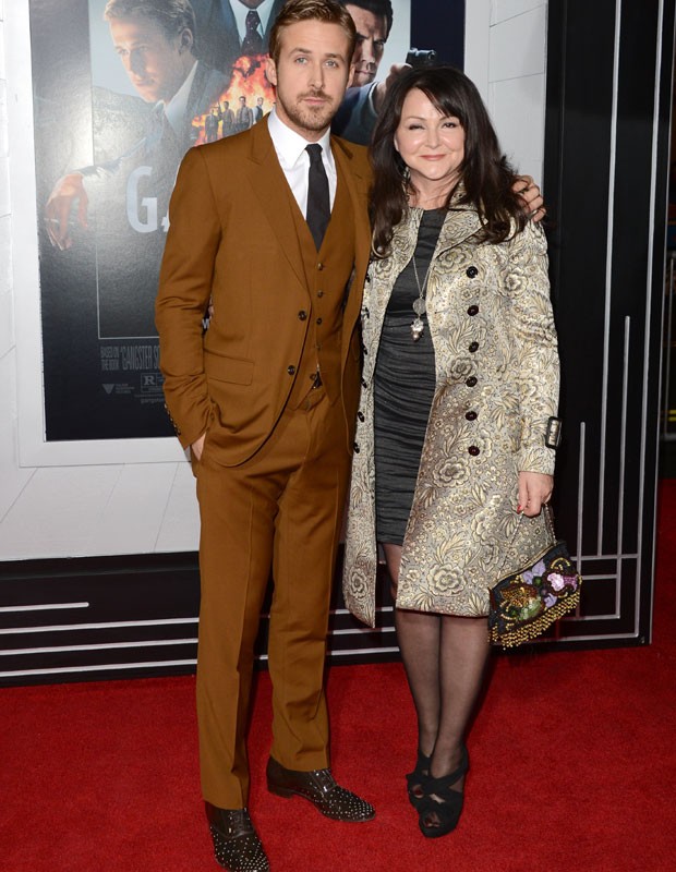 Ryan Gosling e a mãe Donna na première (Foto: Getty Images)
