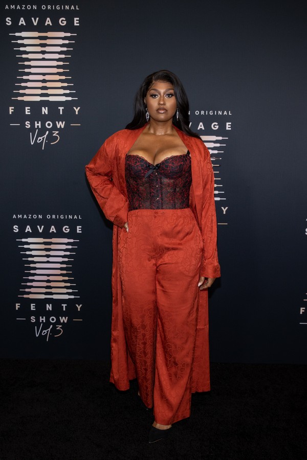 Jazmine Sullivan no desfile da Savage X Fenty Vol. 3 (Foto: Getty Images)