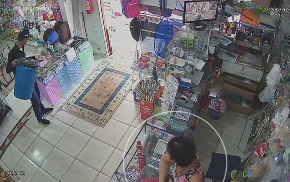 Homem finge ser cliente em loja de Goiânia, Goiás — Foto: Reprodução/TV Anhanguera