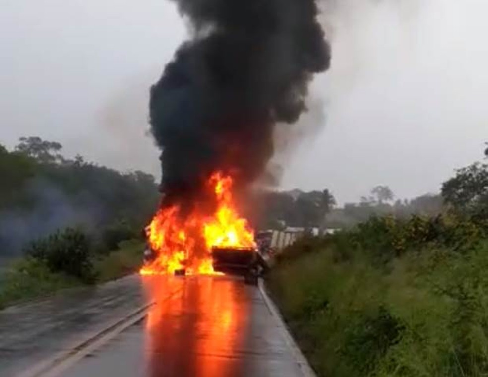 CaminhÃµes colidem e pegam fogo na PE-95, em Caruaru (Foto: ReproduÃ§Ã£o/WhatsApp)