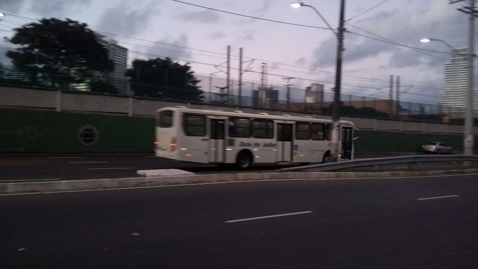 Ônibus metropolitanos também encerram a greve e já foram para as ruas, nesta quinta (Foto: Adriana Oliveira/TV Bahia)