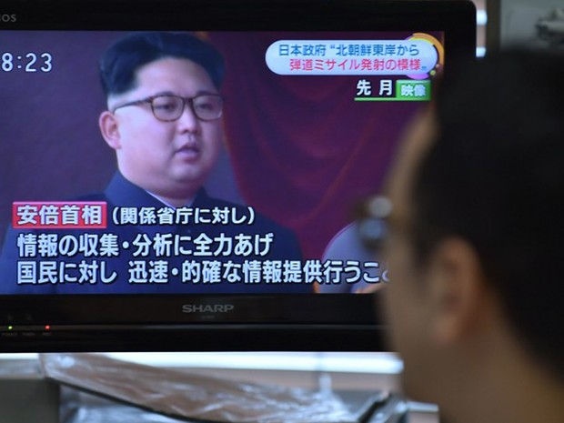 Homem vê na TV, em Tóquio, no Japão, o anúncio de que a Coreia do Norte lançou mísseis de médio alcance, segundo a Coreia do Sul (Foto: Kazuhiro Nogi / AFP)