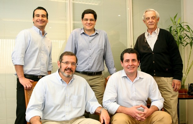 Criadores do OneBuy: de pé, Marcelo Rosa, Affonso Giaffone e Leo do Amaral; sentados: Luiz Fernando e Edgard Baptista Pereira (Foto: Divulgação)