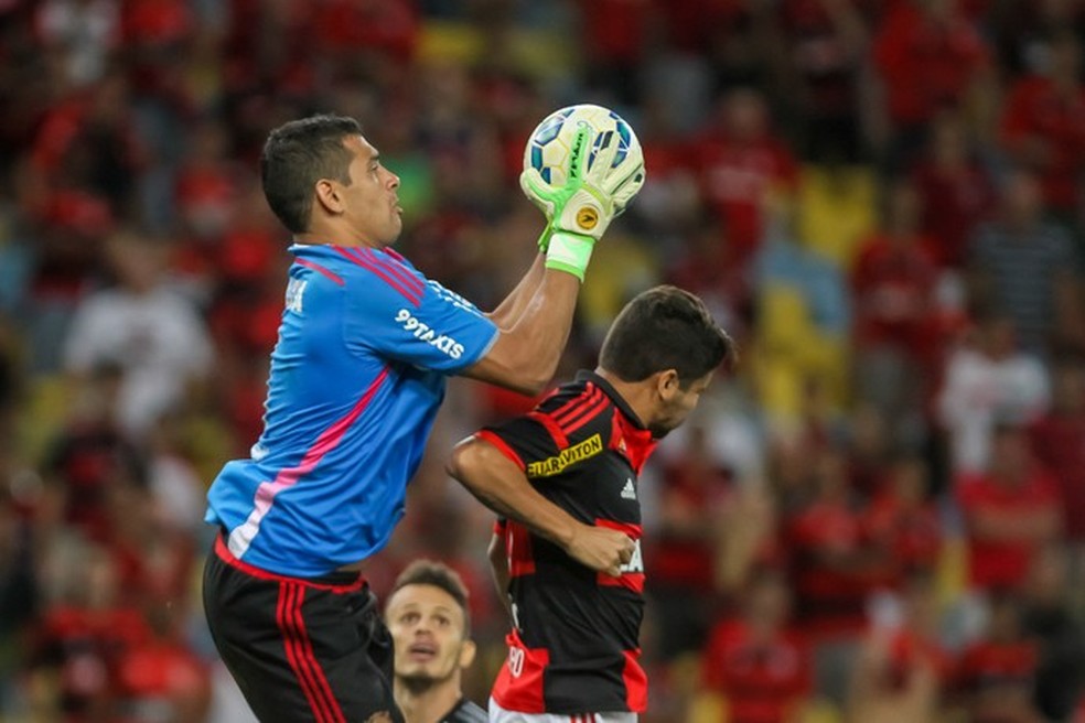 Diego Souza teve de atuar como goleiro nos minutos finais de Flamengo 2 x 2 Sport, pela Série A de 2015 — Foto: Ide Gomes / Agência Estado