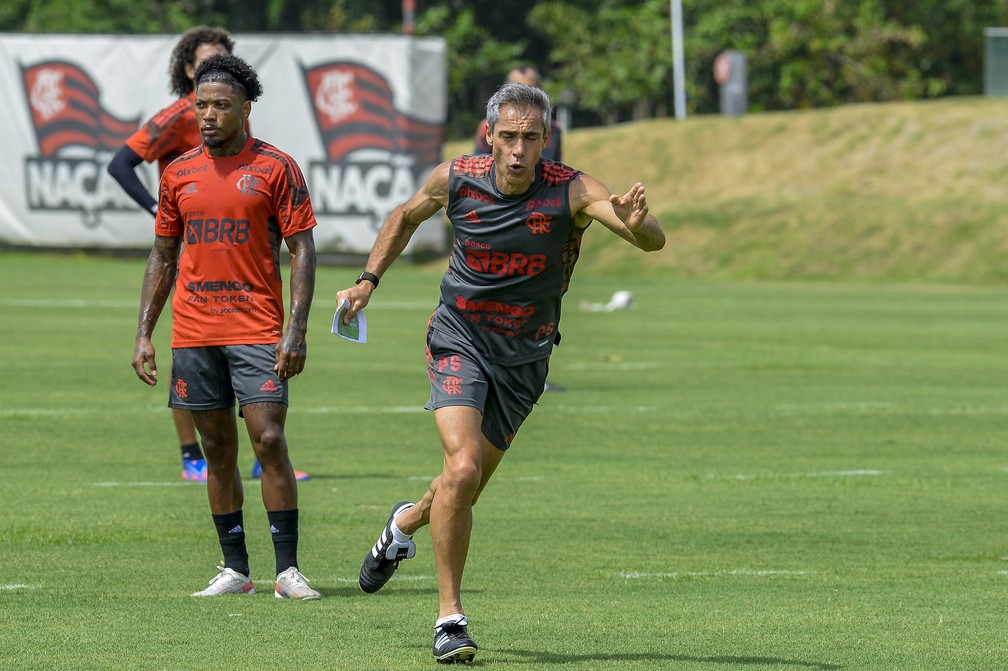 Marinho com Paulo Sousa em seu primeiro treino pelo Flamengo — Foto: Marcelo Cortes/Flamengo