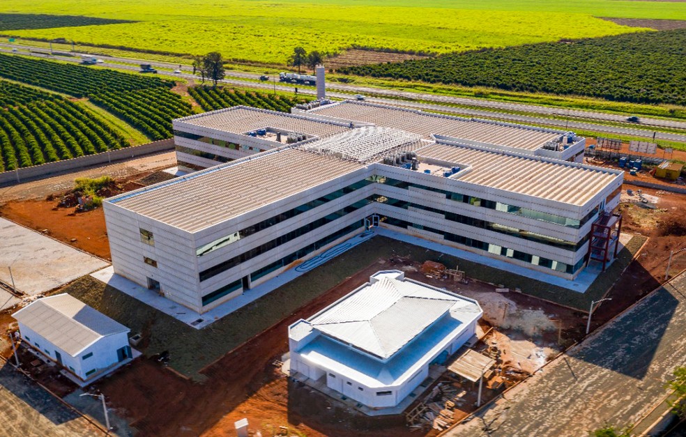 Em terreno de 61.996m² e área de construção de 14.681,24m², prédio é distribuído em três pavimentos e terá praça de alimentação — Foto: Cedida