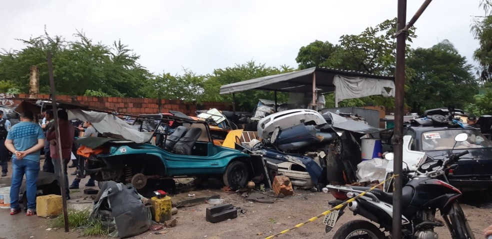 Ao retornar Ã  oficina para pegar a motocicleta, homem foi abordado e morto a tiros â€” Foto: LeÃ¡bem Monteiro/Sistema Verdes Mares