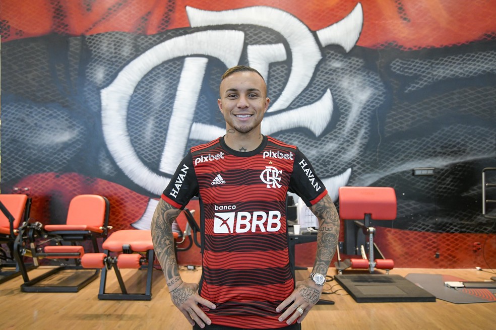 É DO MENGO! Benfica confirma venda e Flamengo anuncia Everton Cebolinha